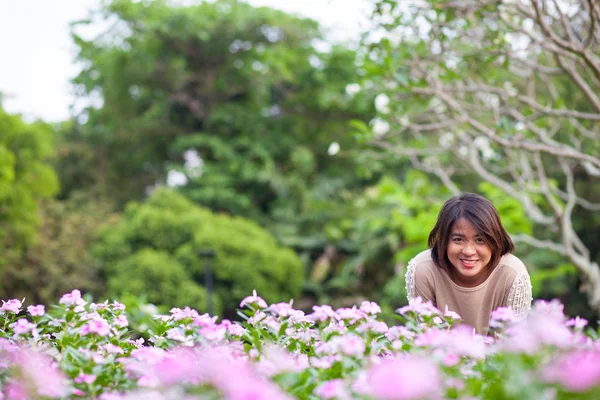 Portrait femme asiatique debout . — Photo