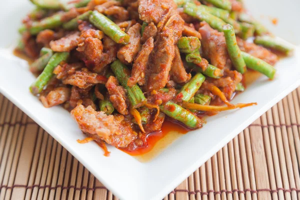 Thais eten, varkensvlees gebakken linzen — Stockfoto