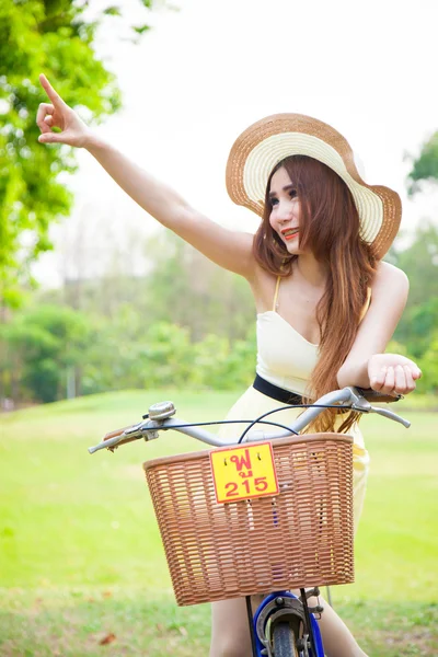 Mujer asiática montando bicicletas y mirando por encima . —  Fotos de Stock