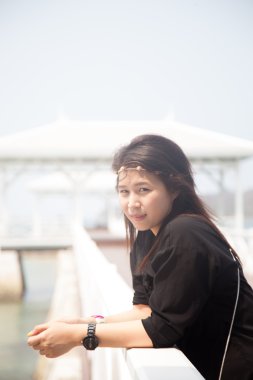 Asyalı kadınlar siyah gömlek ayakta ahşap Teras