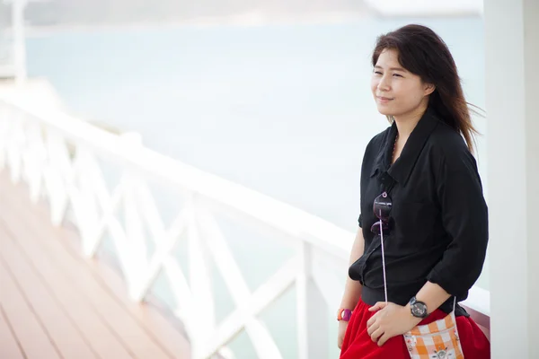 Asiatische Frauen schwarze Jacke — Stockfoto
