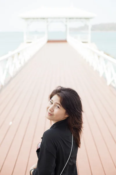 Asiatische Frauen schwarze Jacke — Stockfoto