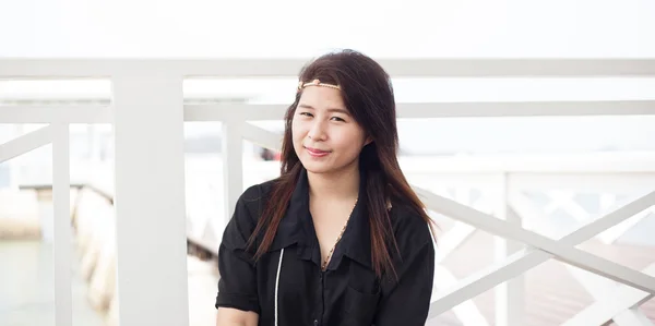 Asiatiska kvinnor svart skjorta och leende. — Stockfoto