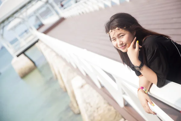 Asiatische Frauen schwarzes Hemd stehend hölzerne Terrasse — Stockfoto