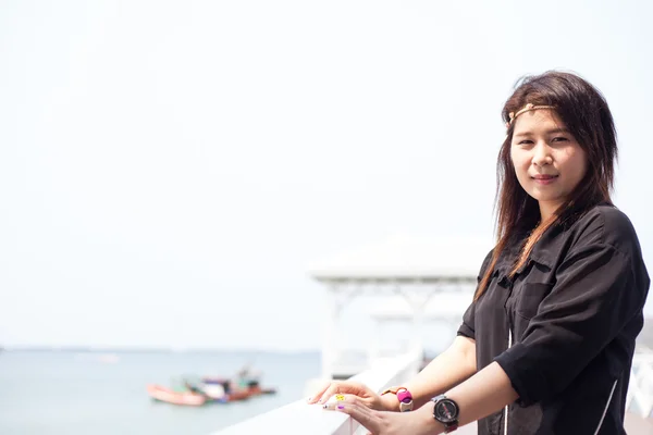 Asiatische Frauen schwarzes Hemd stehend hölzerne Terrasse — Stockfoto