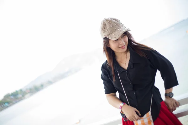 Asiatico donne nero camicia standing vicino legno terrazza — Foto Stock