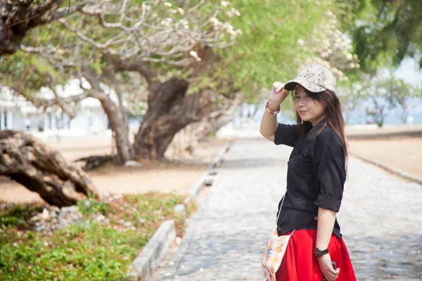 Asiatiska kvinnor svart skjorta står på en gångväg — Stockfoto