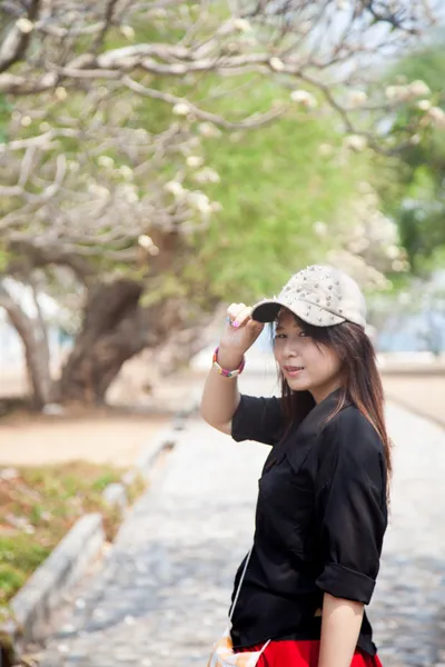 Asiatische Frauen schwarzes Hemd steht auf einem Gehweg — Stockfoto