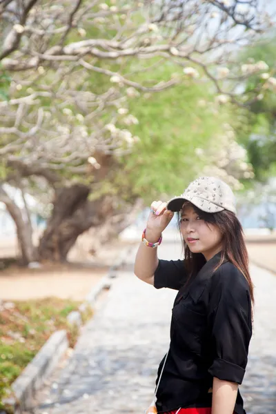 Mulheres asiáticas camisa preta em pé em uma passarela — Fotografia de Stock