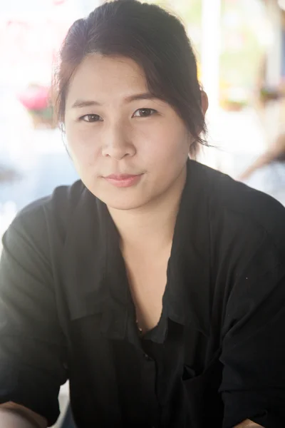 Asiatische Frauen schwarzes Hemd. — Stockfoto