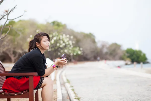 亚洲女性黑衬衫。坐在木凳上. — 图库照片