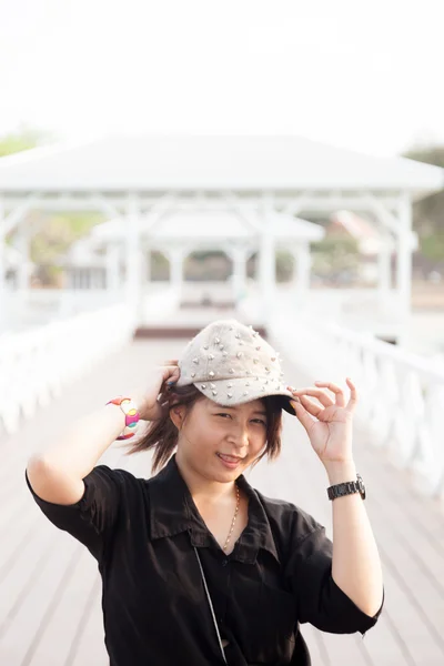 Donne asiatiche camicia nera. Indossa un cappello. — Foto Stock