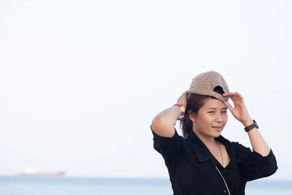 Mujer asiática camisa negra. Llevaba un sombrero. —  Fotos de Stock