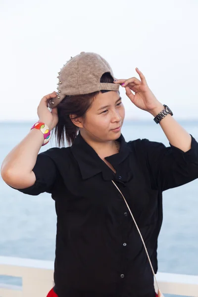 Donne asiatiche camicia nera. Indossava un cappello. — Foto Stock