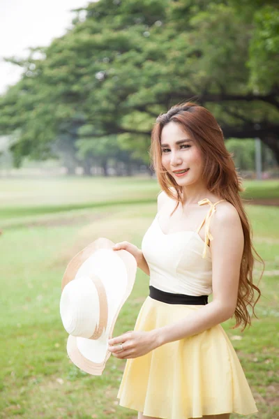 Mujer sosteniendo un sombrero — Foto de Stock