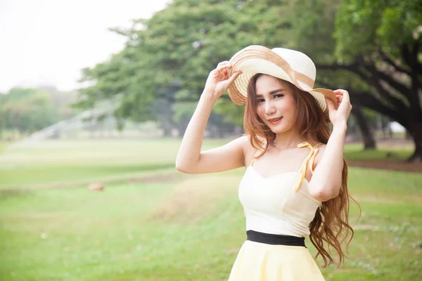 Mulher usando um chapéu no parque . — Fotografia de Stock