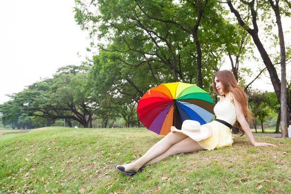 Mujer sentada en el césped — Foto de Stock