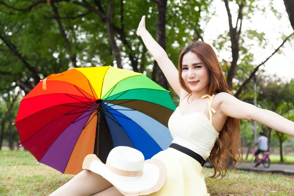 Mujer sentada en el césped — Foto de Stock