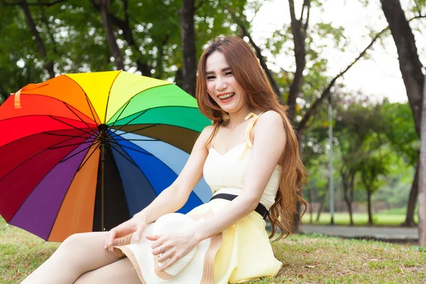 Woman sitting on lawn — Stock Photo, Image