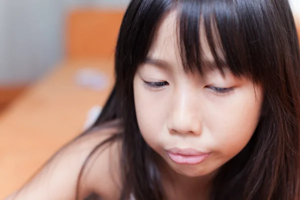 Ragazza che gioca con tablet . — Foto Stock