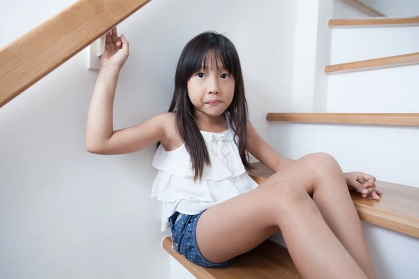 Chica sentada en la escalera — Foto de Stock