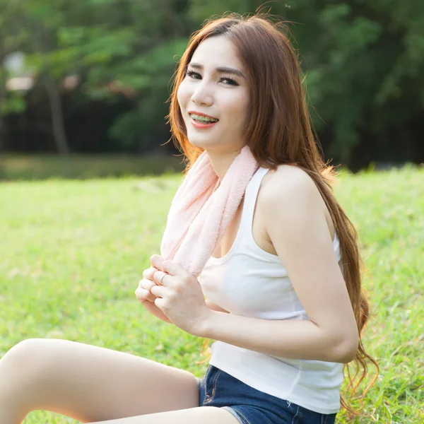 Femme assise fatiguée après le jogging . — Photo