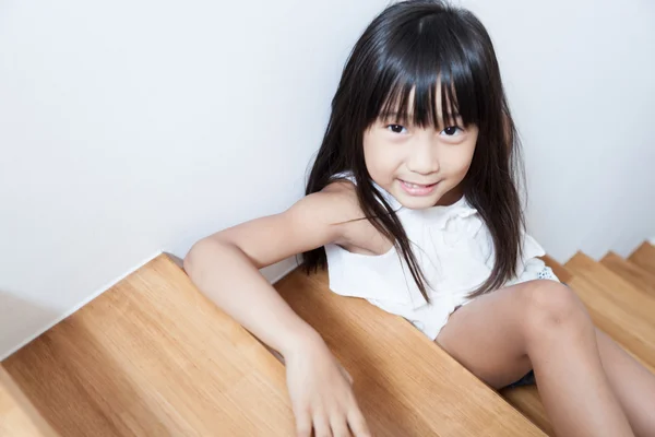 Merdiven üzerinde oturan kız — Stok fotoğraf