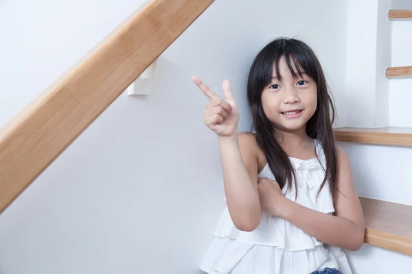 Mädchen sitzt auf der Leiter — Stockfoto