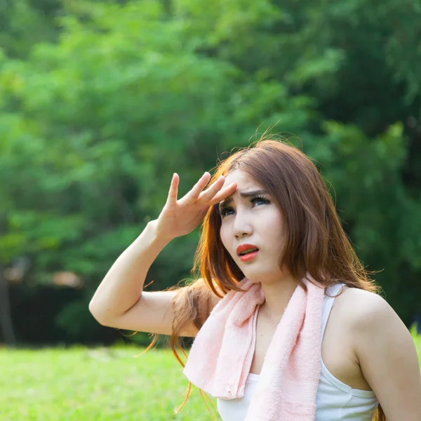 La mujer está sentada un descanso del ejercicio . — Foto de Stock