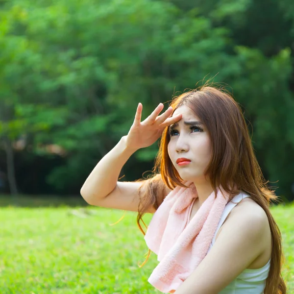 Woman is sitting a break from exercise. — Stock Photo, Image