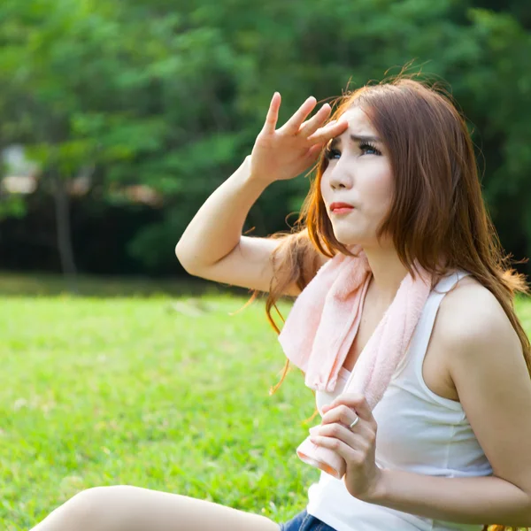 Frau macht eine Trainingspause. — Stockfoto