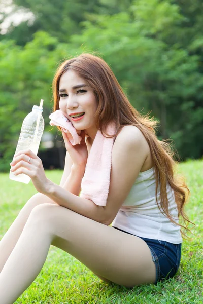 Frau macht eine Trainingspause. — Stockfoto