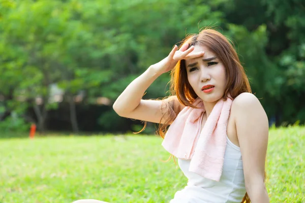 La mujer está sentada un descanso del ejercicio . — Foto de Stock