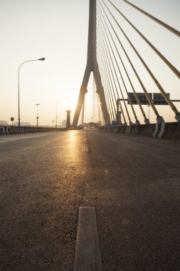 rama VIII Köprüsü'nde yol