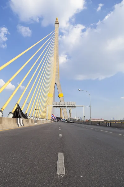 Straße auf der Brücke rama viii — Stockfoto