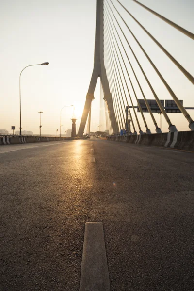 Straße auf der Brücke rama viii — Stockfoto