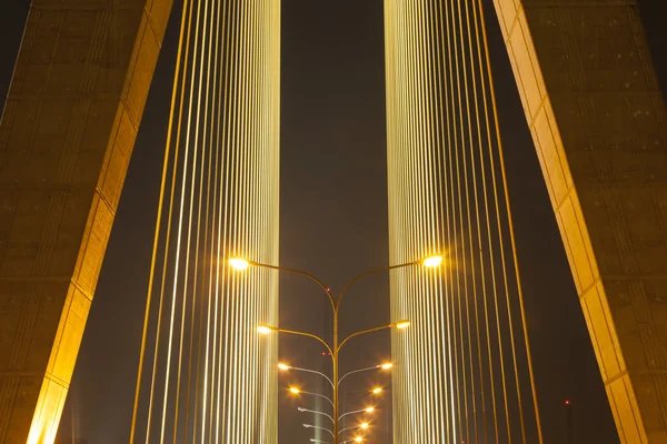 橋の上のランプからのライト. — ストック写真