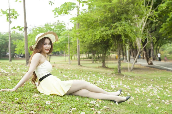 Woman sitting on lawn — Stock Photo, Image