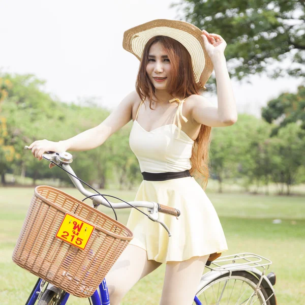 Mulher estão de bicicleta — Fotografia de Stock