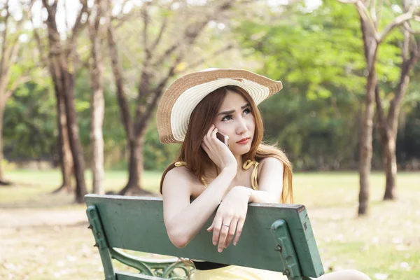 Femme parlant au téléphone — Photo