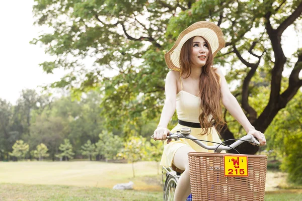 Mulher andando de bicicleta — Fotografia de Stock