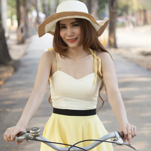 自転車に乗る女性は — ストック写真