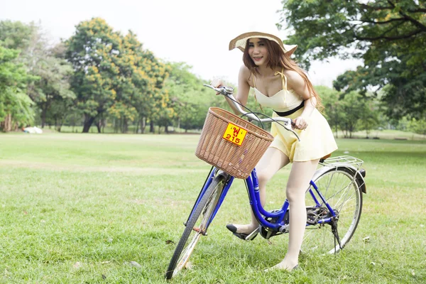 Mujer montando una bicicleta — Foto de Stock