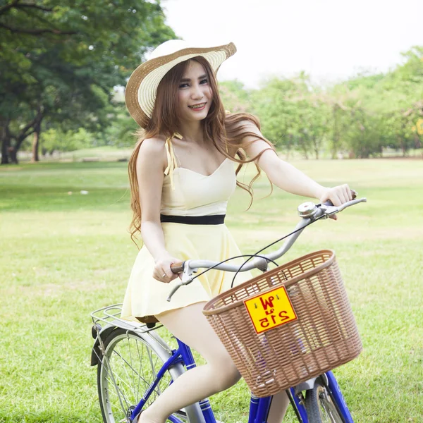 Mujer montando una bicicleta — Foto de Stock