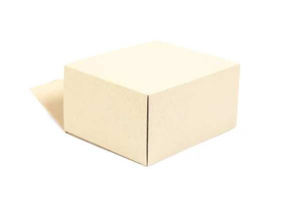 Beyaz arkaplanda kahverengi karton kutu. — Stok fotoğraf
