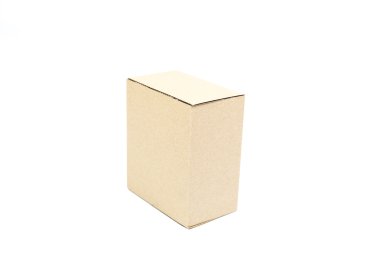 beyaz arkaplanda kahverengi karton kutu.