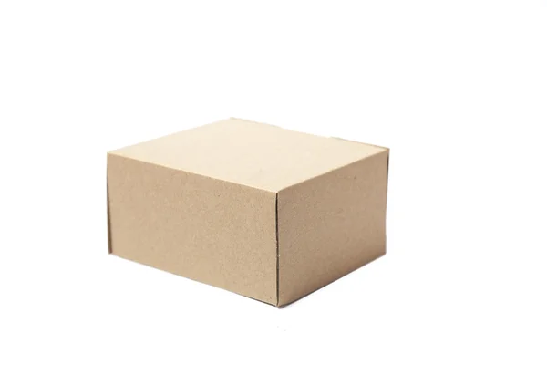 Beyaz arkaplanda kahverengi karton kutu. — Stok fotoğraf