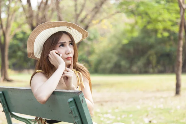 Mujer hablando por teléfono — Foto de Stock