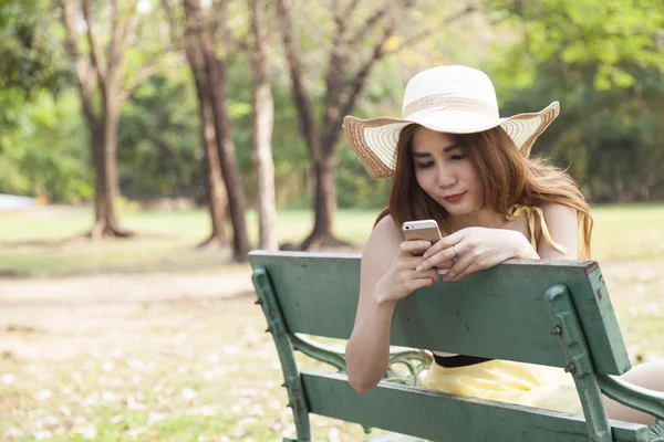 Mujer jugando teléfono inteligente . — Foto de Stock