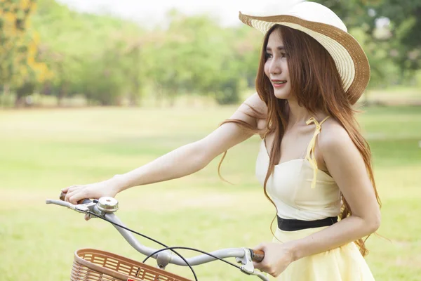 Mujer asas de bicicleta — Foto de Stock